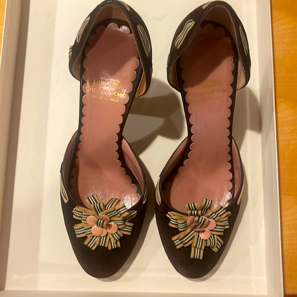 Moschino suede brown pumps